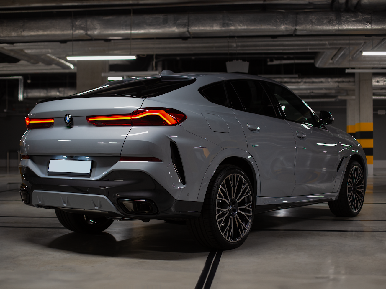 Szare BMW X6 — rzeczywiste zdjęcie KlodiCars