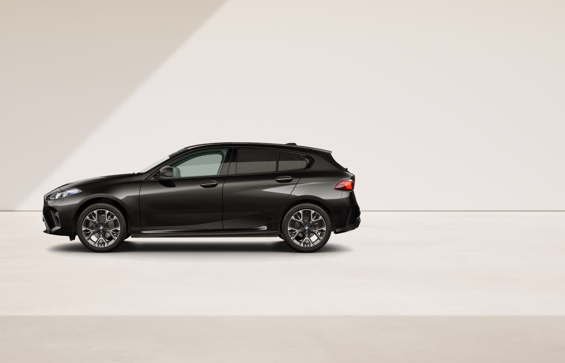 BMW Seria 1 123 xDrive — czarny, 2026 — zdjęcie 4