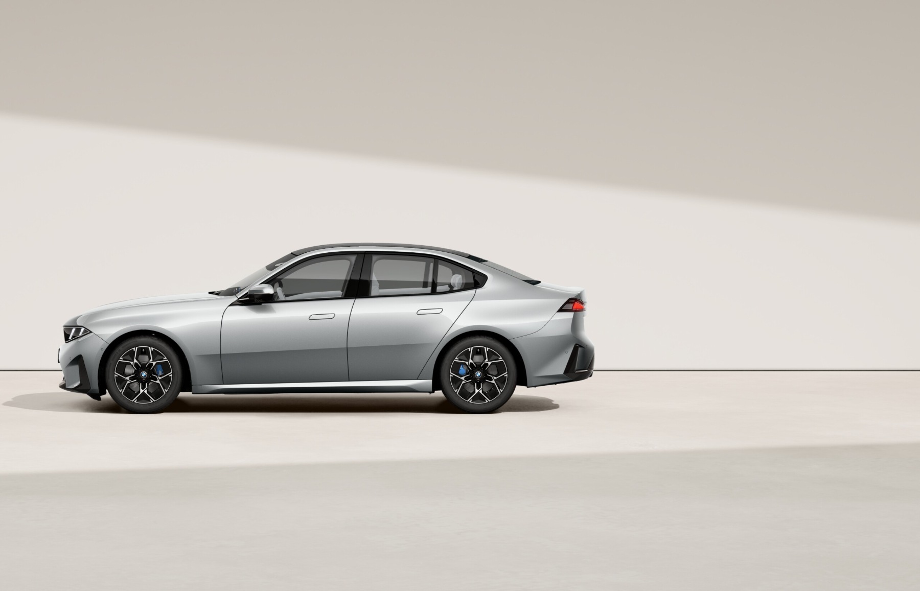 BMW Seria 3 318 Limuzyna — srebrny, 2026 — zdjęcie 3
