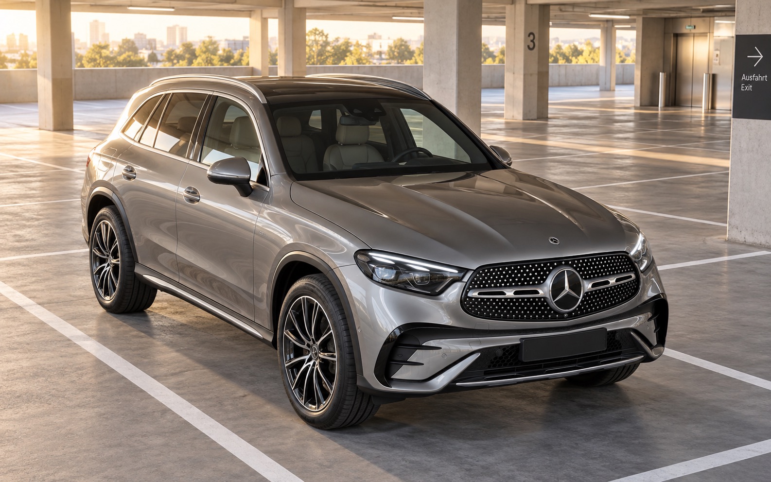 Srebrny Mercedes-Benz GLC na miejscu parkingowym w garażu